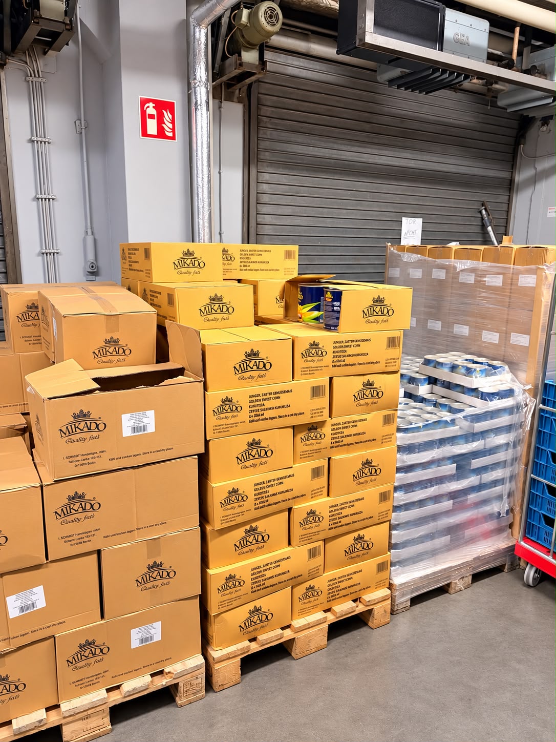 Stapel gelber Kartons im Lager