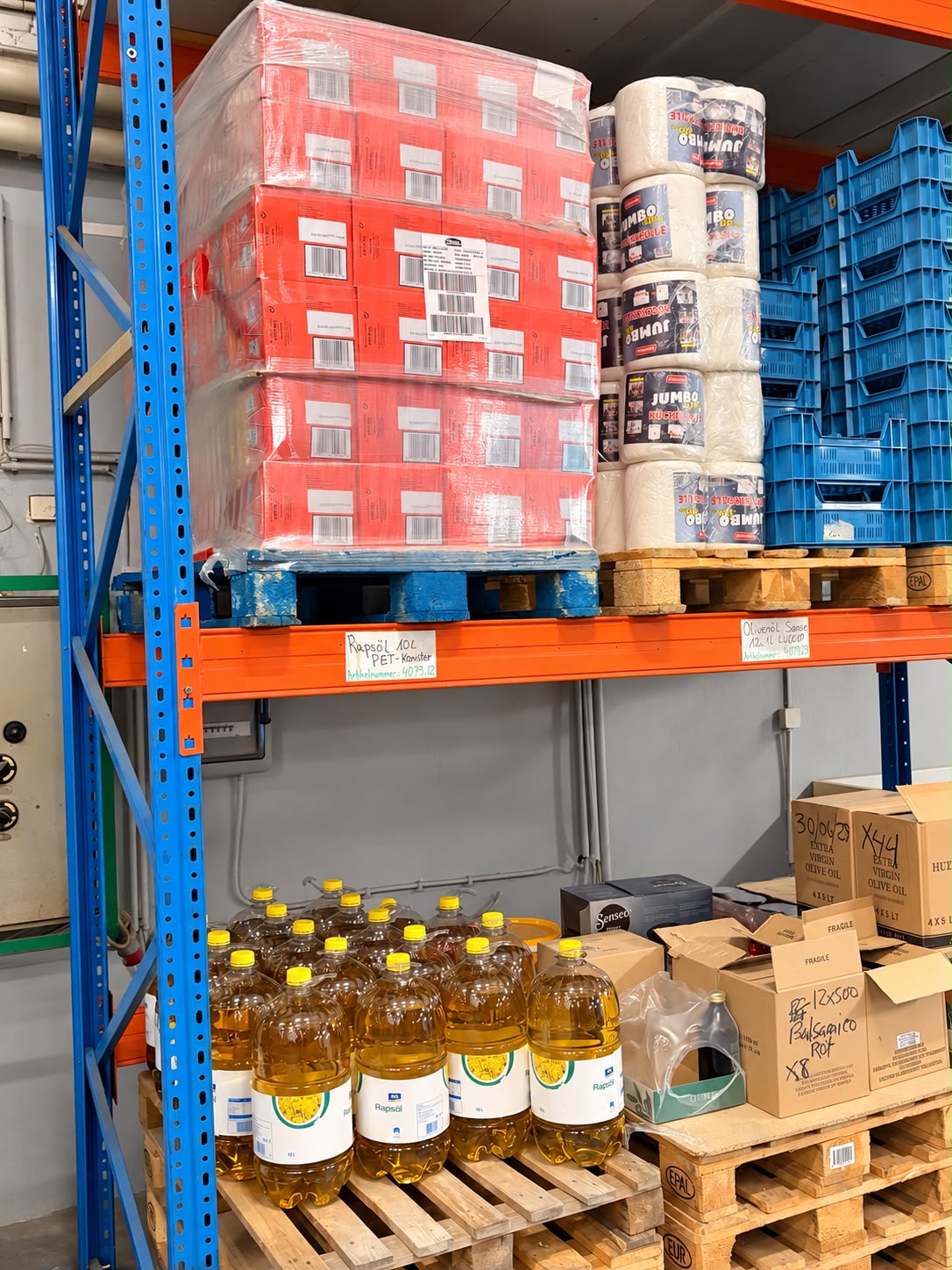 Regal mit Speiseöl-Flaschen und verpackter Ware
